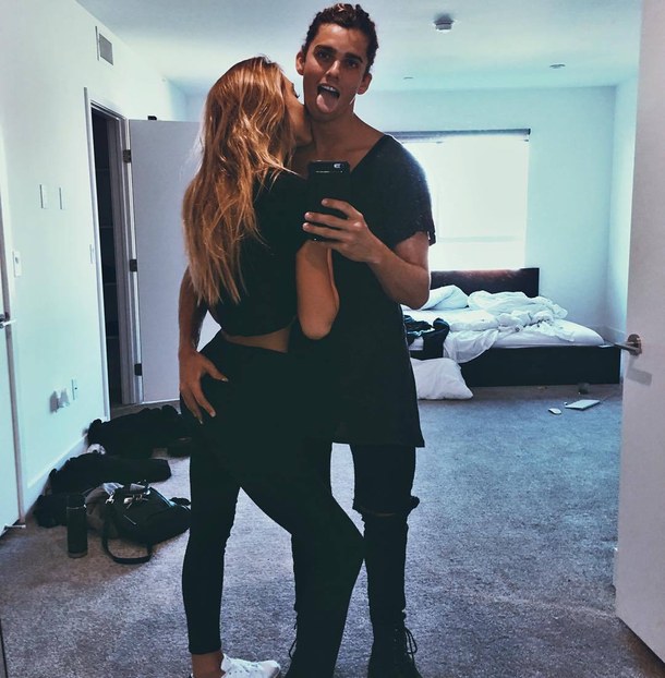Couple mirror pic idea | Couples poses for pictures, Fashion photography  poses, Couples
